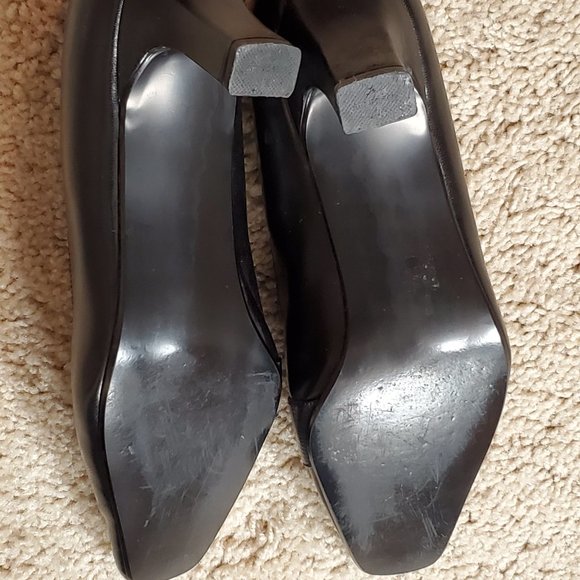 Black Heel Closed Toe Shoes Size 8 1/2 - Picture 6 of 7
